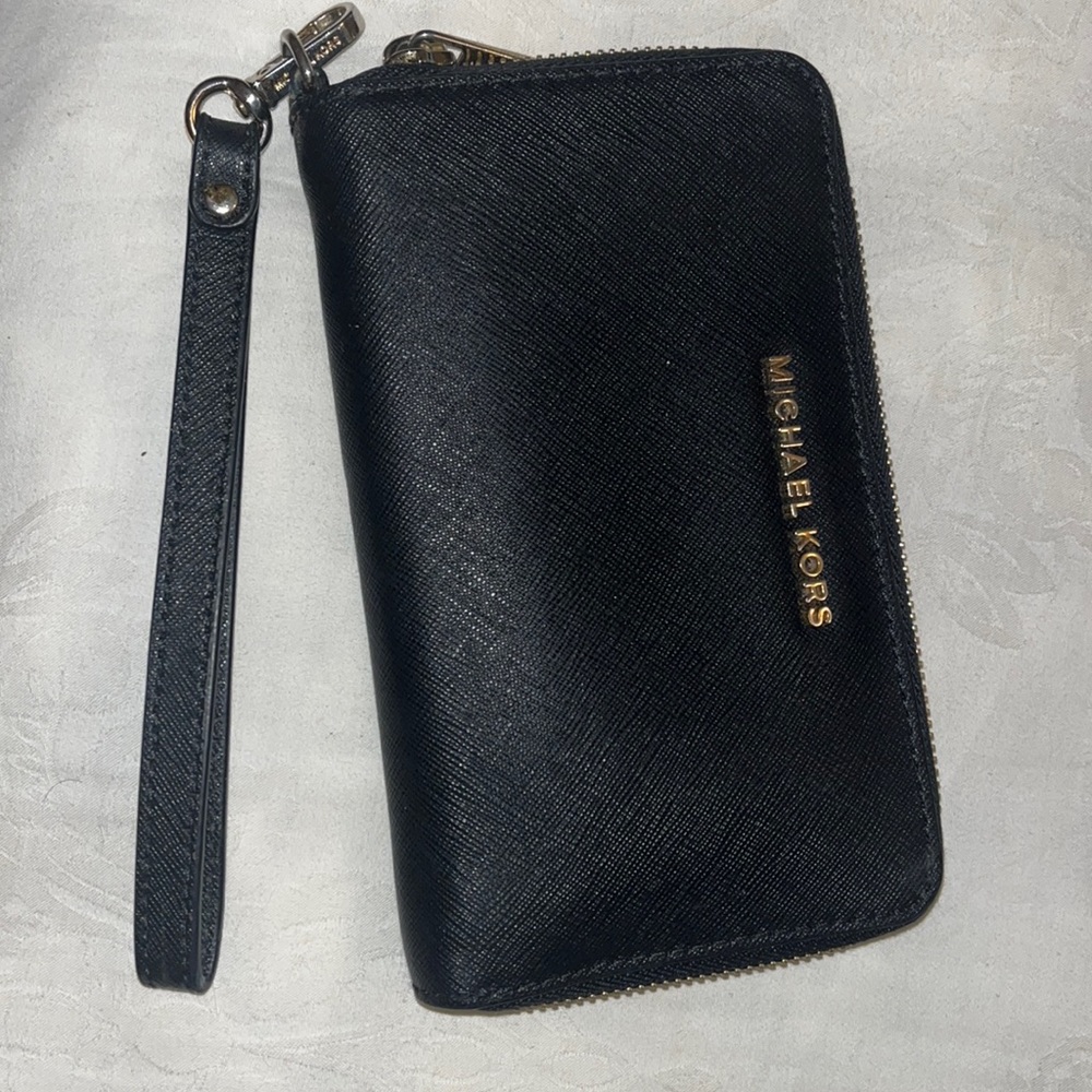 Michael Kors- Wristlet color black